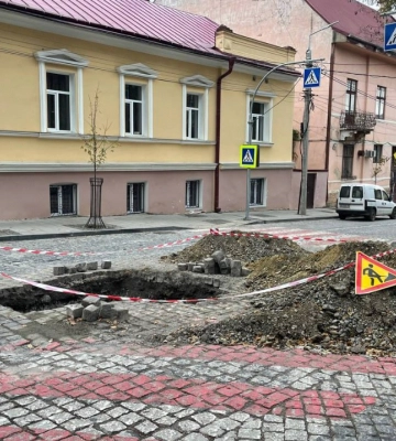 На щойно відремонтованій вулиці у Чернівцях провалилася бруківка