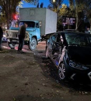 На проспекті Миру вантажівка протаранила легковий автомобіль