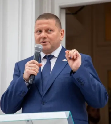 Стало відомо, яку зарплату отримує Залужний на посаді посла у Британії Стало відомо, яку зарплату отримує Залужний на посаді посла у Британії