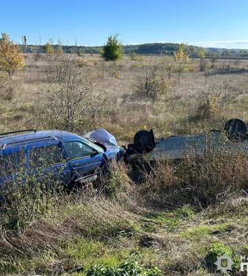 На Чернігівщині внаслідок ДТП обидва автомобілі-учасники вилетіли у кювет, є поранені