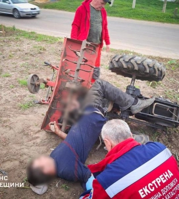 На Одещині у чоловіка застрягла нога у мотоблоці