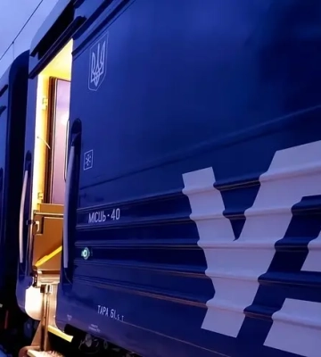 Між Миколаєвом та Херсоном внаслідок обстрілів пошкоджено колії. Укрзалізниця заявила про обмеження руху поїздів