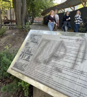 Невідомі поглумилися з пам'ятника у сквері Небесної Сотні у Чернівцях: поліція шукає хуліганів