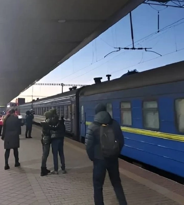 Між Миколаєвом та Херсоном внаслідок обстрілів пошкоджено колії. Укрзалізниця заявила про обмеження руху поїздів