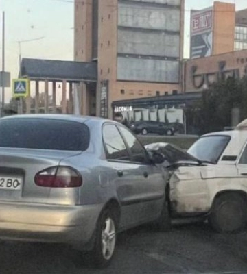 У Дніпрі на Сонячній Набережній сталася аварія: рух ускладнено
