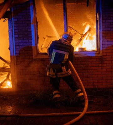 У Сумах рятувальники ліквідували масштабну пожежу в житловому секторі (відео)