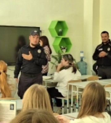 У навчальних закладах Одещини поліцейські проводять заходи щодо профілактики правопорушень серед молоді
