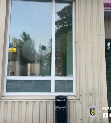На Київщині уламки дронів пошкодили трансформатор і вікна у двох підприємствах