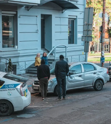 Авто вилетіло і перекинулось на бік: у центрі Дніпра сталася видовищна ДТП