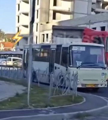 У Черкасах фура в’їхала в маршрутку, через що був заблокований рух