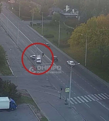 У Дніпрі ВАЗ влетів у стовп після зіткнення з Daewoo Lanos: відео моменту ДТП