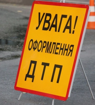 У Дніпрі Chevrolet зіткнувся з Daewoo та перекинувся на бік