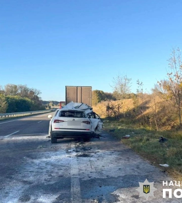 Водійка позашляховика "врізалася" у вантажівку на Полтавщині: внаслідок ДТП кросовер загорівся