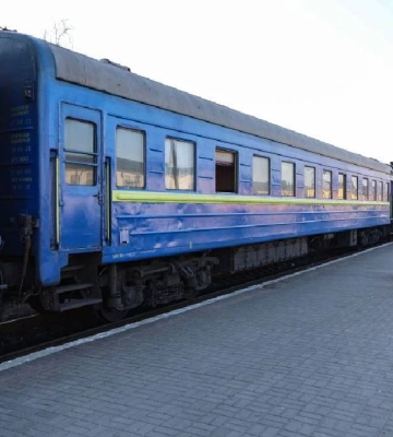 Між Миколаєвом та Херсоном внаслідок обстрілів пошкоджено колії. Укрзалізниця заявила про обмеження руху поїздів