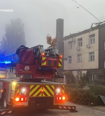 Багатоквартирний будинок та будівля готелю частково зруйновані внаслідок атаки на Старокостянтинів