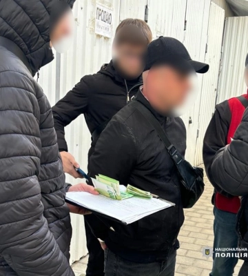 В Черновцах задержали организаторов схемы выезда за границу для уклонистов - требовали от 5 500 до 9 500 евро за услуги. ФОТО