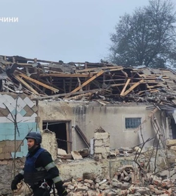 Багатоквартирний будинок та будівля готелю частково зруйновані внаслідок атаки на Старокостянтинів