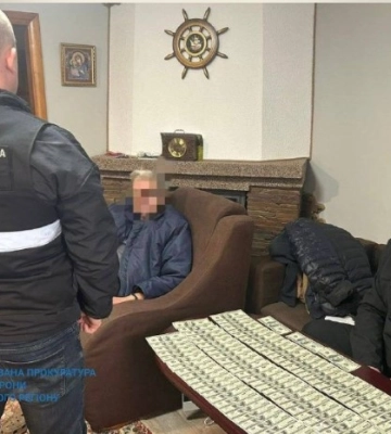 Понад $1,2 млн готівки та елітний автопарк. Затримали трьох посадовців ТЦК