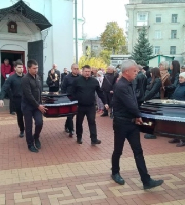 У Сумах попрощалися з родиною, яка загинула внаслідок атаки безпілотника