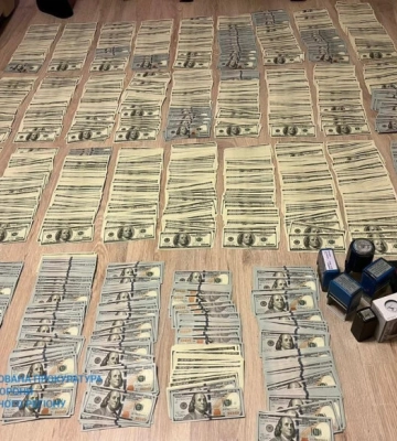 Понад мільйонів доларів готівки й елітний автопарк: у Києві затримали 3 посадовців ТЦК
