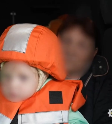 Сумські поліцейські вивезли бабусю з онучкою з прикордоння (відео)