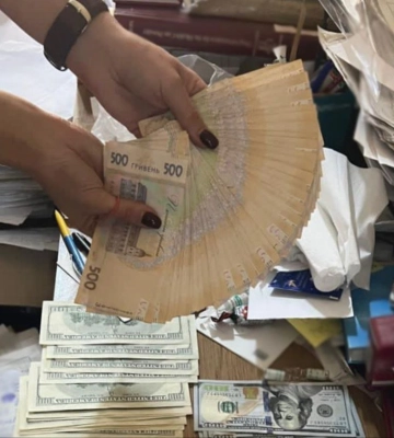 У Львові в кабінеті лікарки, яка вимагала гроші у пацієнта, виявили понад 50 тисяч доларів (ФОТО)