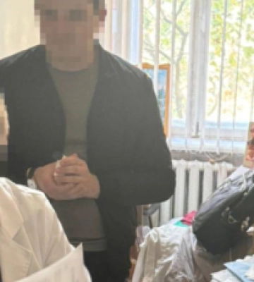 Обещала повлиять на МСЭК: во Львове задержали врача с 2 млн гривен