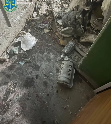 Російський снаряд влучив у багатоповерхівку в середмісті Херсона: показали наслідки