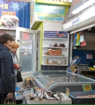 Жива та морожена риба: які ціни на ринках Луцька (відео)
