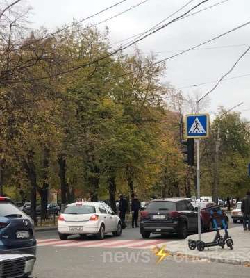 У Черкасах поблизу готелю сталася аварія за участі двох автівок