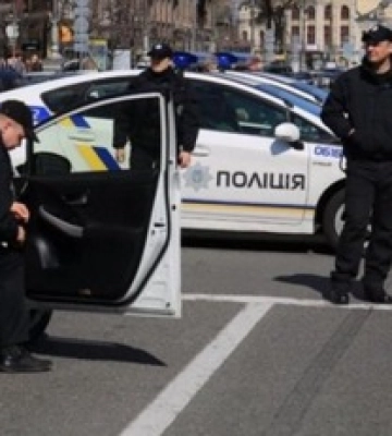 Побив жінку палицею, коли вона вигулювала собаку: поліція затримала нападника