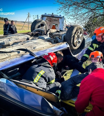 На Львівщині рятувальники дістали з перекинутого автомобіля пораненого пасажира, - ДСНС