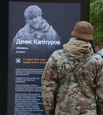 «Історії Героїв»: у Дніпрі відкрили алею зі світлинами полеглих воїнів