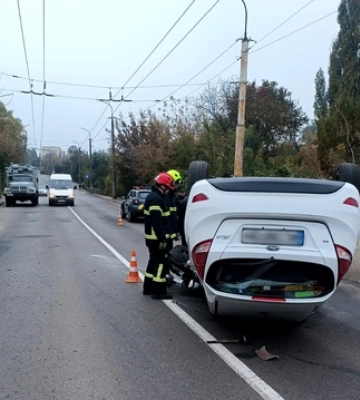Авто з водійкою всередині перекинулося на дах: деталі аварії у Луцьку 
