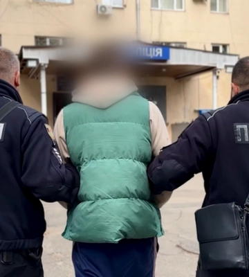 Трьом киянам обрано запобіжний захід за підозрою у підпалі дверей квартири в Одесі (ВІДЕО)