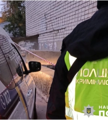 В Кременчуці чоловік випав з сьомого поверху та загинув. Поліція встановлює обставини