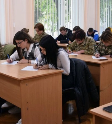 Прикордонники у Луцьку писали радіодиктант разом зі студентами-істориками