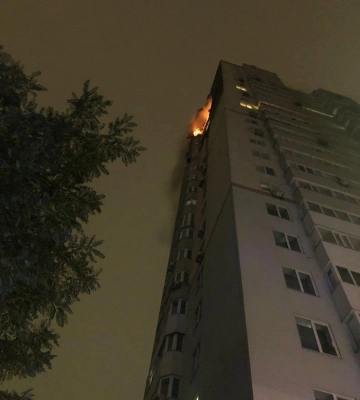 Рашисти поцілили у багатоповерхівку у Києві
