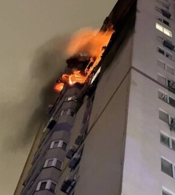 У Солом’янському районі Києва пожежа на 16 та 17 поверхах житлового будинку після влучання &quot;шахеда&quot;, - ДСНС. ФОТО