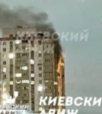 У Києві вибухи: горять верхні поверхи багатоповерхівки