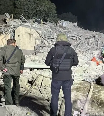 Внаслідок ракетного удару по Дніпру загинуло троє людей: опубліковано фото наслідків удару