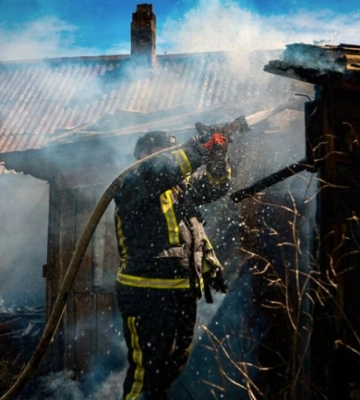 На Харківщині внаслідок обстрілів військ РФ загинула жінка, пошкоджено будинки, сталася пожежа