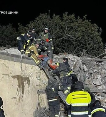 Внаслідок удару по Дніпру загинули дружина та донька поліцейського, кількість жертв зросла до 4. ФОТОрепортаж