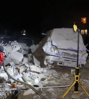 Російський удар по Дніпру відняв у поліцейського дружину і доньку