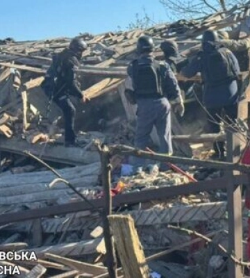 Російські війська влучили в приватний будинок на Харківщині: розбір завалів триває