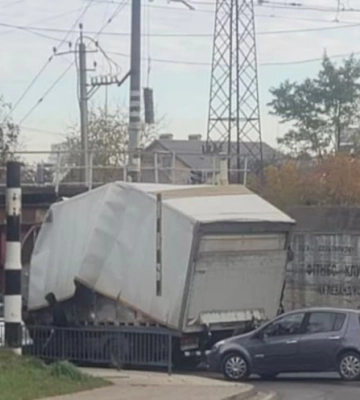У Львові під мостом застрягла вантажівка