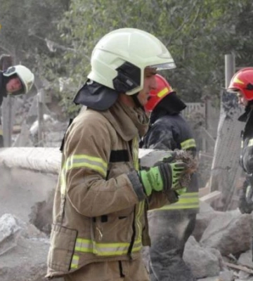 З-під завалів рятувальники дістали тіло чоловіка: кількість загиблих від ракетного удару по Дніпру зросла