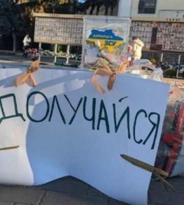 У Луцьку волонтери наплели маскувальних сіток на 70 тисяч квадратних метрів 