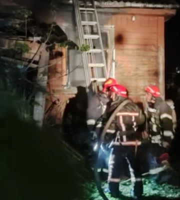 З палаючого будинку на Волині врятували жінку
