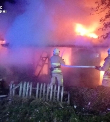 З палаючого будинку на Волині врятували жінку